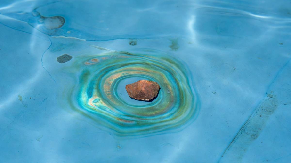 morceau de cuivre dans piscine